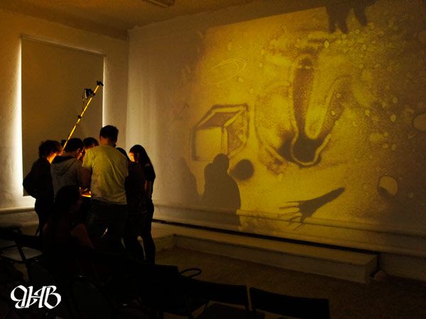 Мастер-класс по рисованию песком в рамках 2-ой Уральской индустриальной биеннале современного искусства.