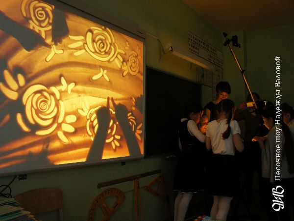 Праздничное песочное шоу в одной из школ Екатеринбурга.